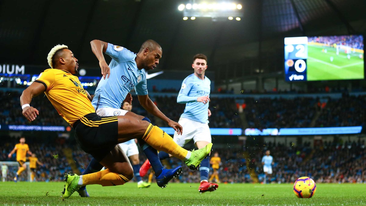 Adama Traoré en acción con el Wolverhampton durante un partido de la Premier League