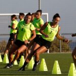 Las siete representantes gallegas del arbitraje femenino nacional durante el seminario de inicio de temporada