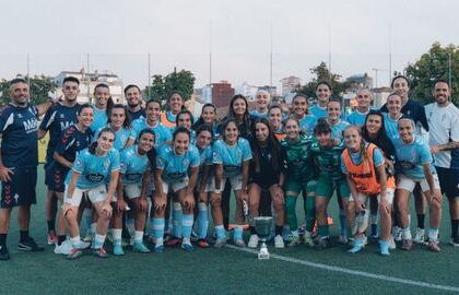 Las jugadoras de As Celtas celebran el Trofeo Vila de Bouzas