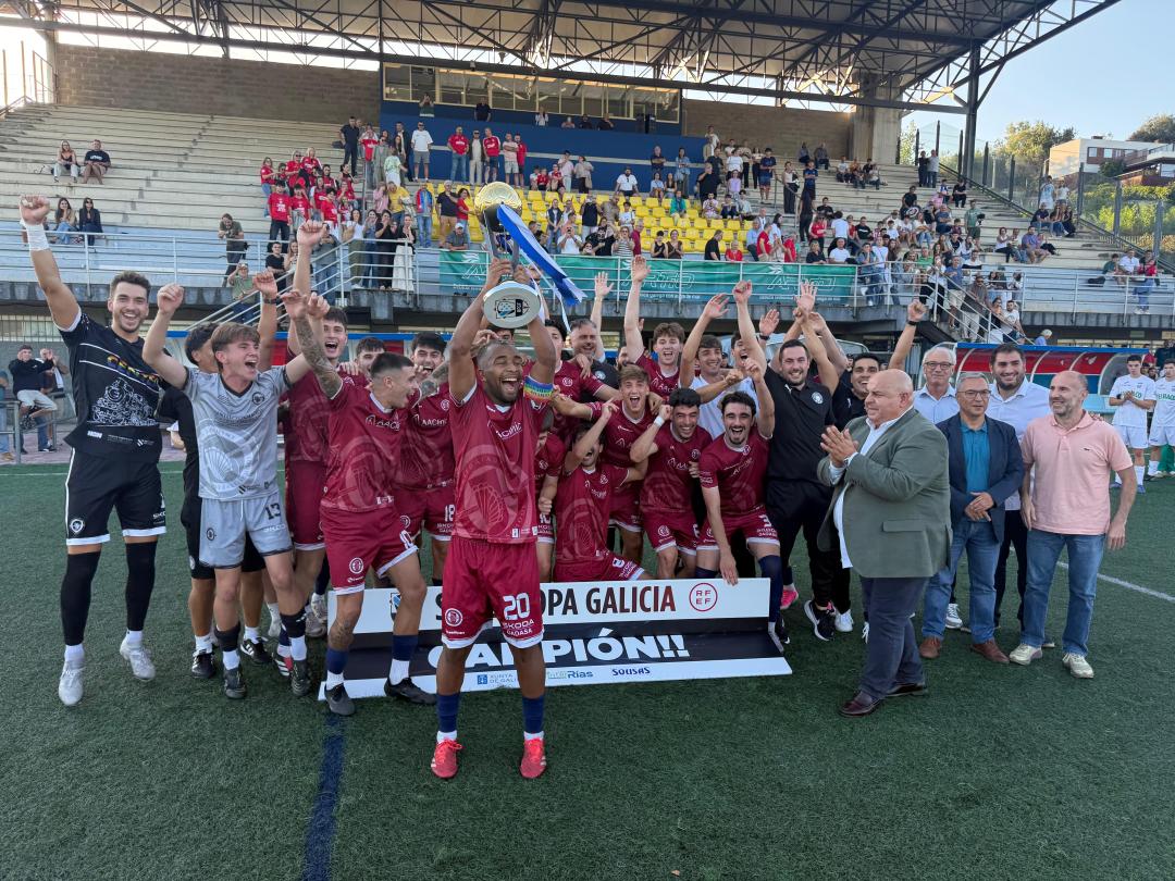 Jugadores del Auriense celebran la conquista de la Supercopa Galicia 2026