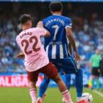 Aubameyang protege el balón ante Arnau durante el Deportivo-Valencia disputado en Riazor