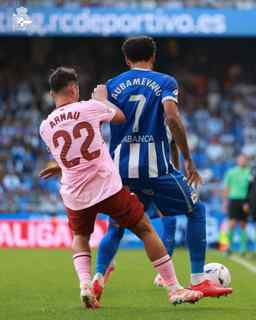 Aubameyang protege el balón ante Arnau durante el Deportivo-Valencia disputado en Riazor