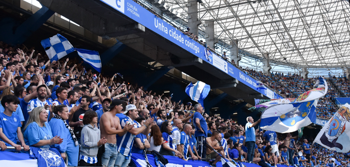 Aficionados del Deportivo en las gradas de Riazor antes de un partido