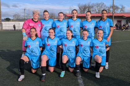 Jugadoras de la EFM Concello de Boiro femenino posando antes de un partido de Tercera Federación
