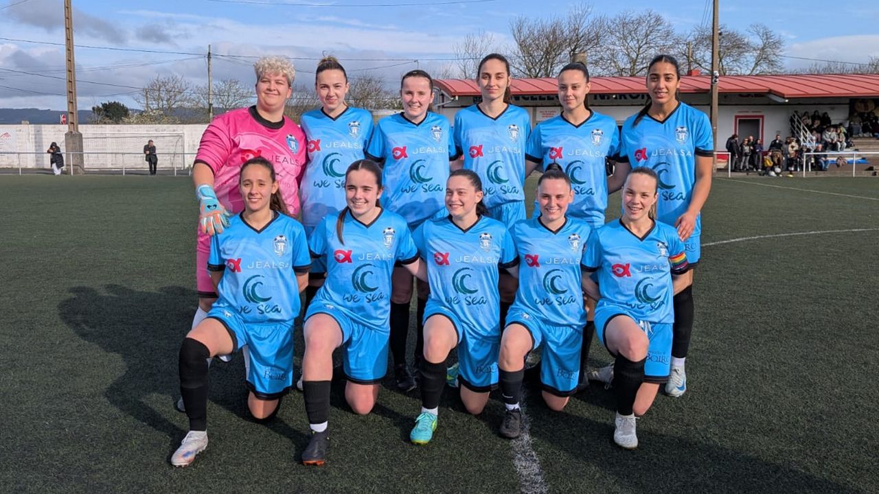 Jugadoras de la EFM Concello de Boiro femenino posando antes de un partido de Tercera Federación