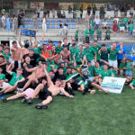 Jugadores y aficionados del Galicia de Mugardos celebran el ascenso a Preferente