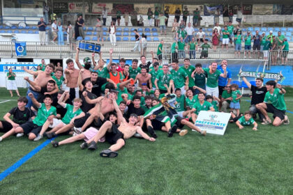 Jugadores y aficionados del Galicia de Mugardos celebran el ascenso a Preferente