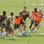 Iago Aspas sonríe durante un entrenamiento del Celta en Afouteza