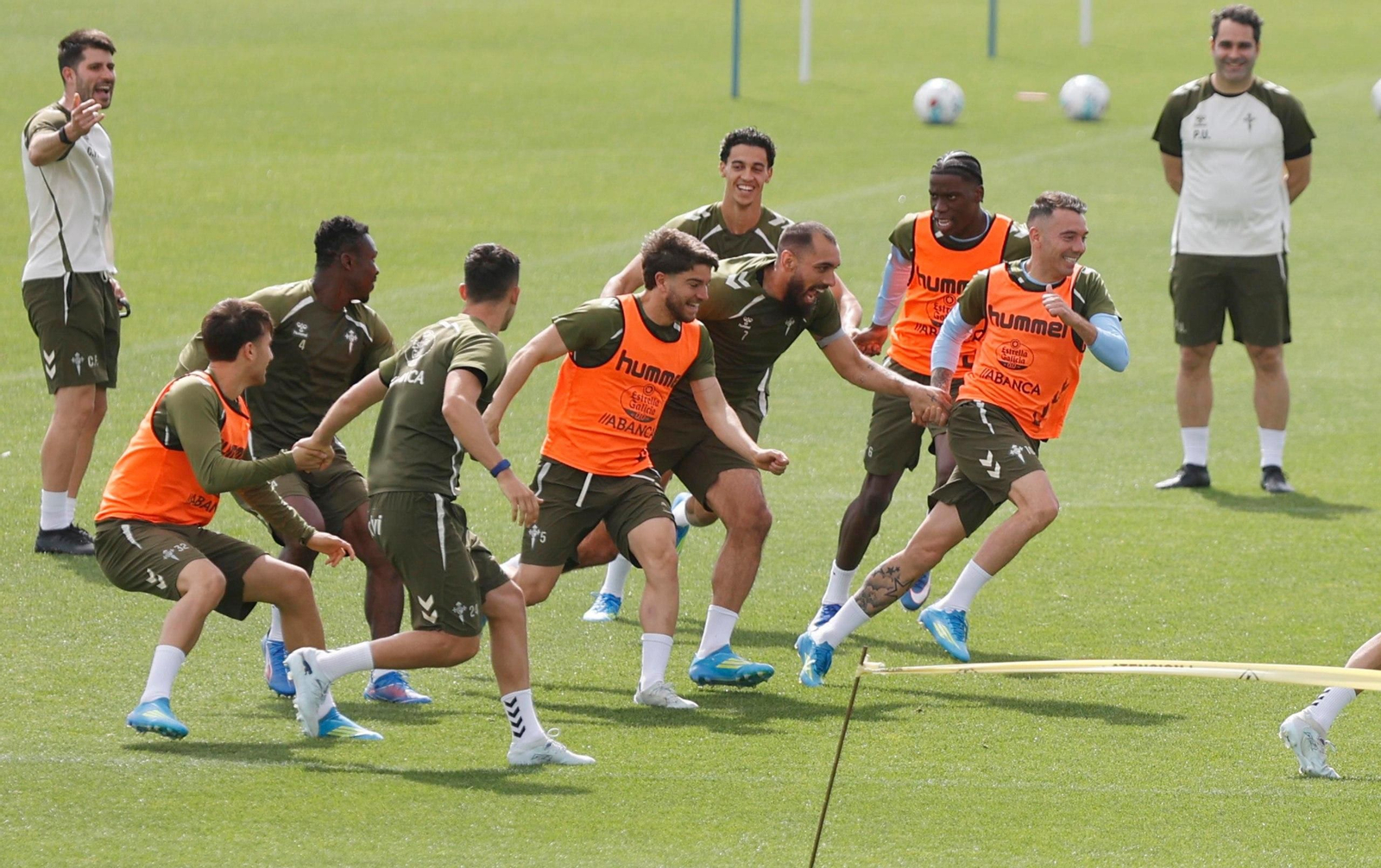 Iago Aspas sonríe durante un entrenamiento del Celta en Afouteza