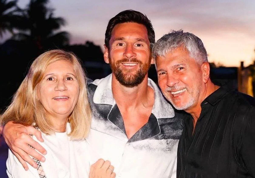 Leo Messi junto a su padre, Jorge Messi, y su madre, Celia María Cuccittini.