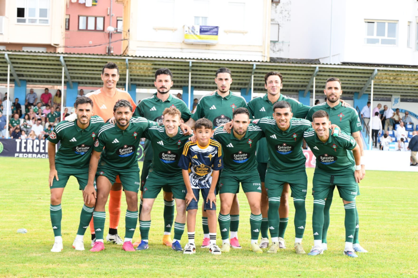 Jugadores del Racing Club Ferrol antes de un amistoso de pretemporada en Viveiro
