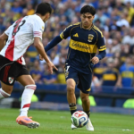 Exequiel Zeballos con la pelota .