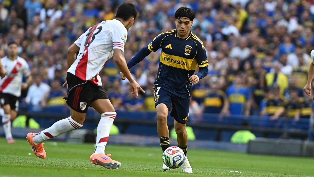 Exequiel Zeballos con la pelota .