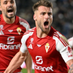 Raúl Alcaina celebrando un gol.