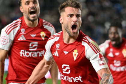 Raúl Alcaina celebrando un gol.