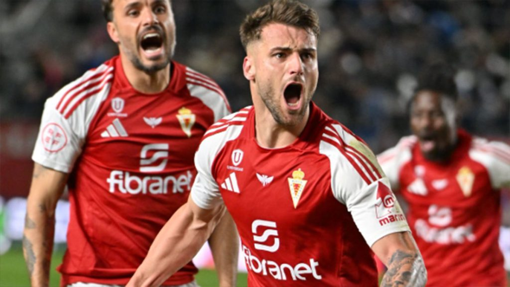 Raúl Alcaina celebrando un gol.