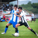 Imagen de una disputa de la pelota durante un Racing - Deportivo