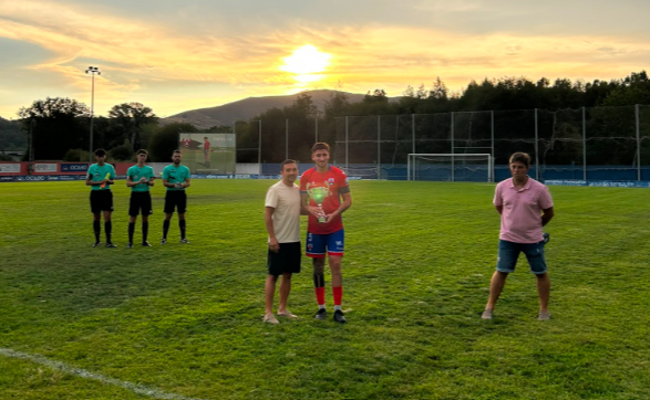 Entrega del trofeo a la UD Ourense