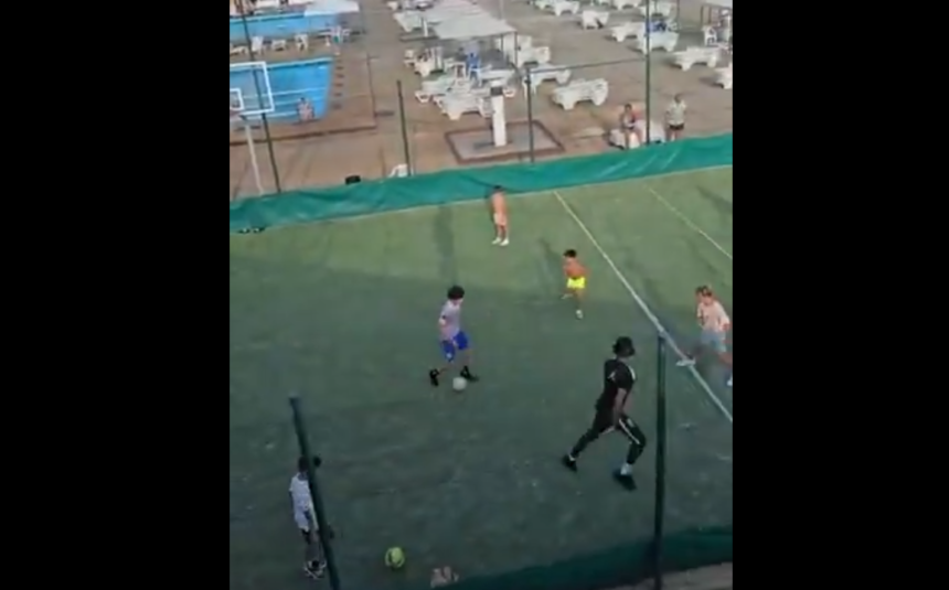 Pierre-Emerick Aubameyang jugando una pachanga de fútbol 7 en La Solana, A Coruña