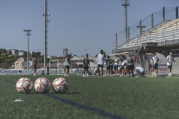 Fubolistas del Ourense CF duranre un entreno