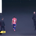 Julián Álvarez se retira hacia vestuarios tras el Atlético de Madrid-Villarreal