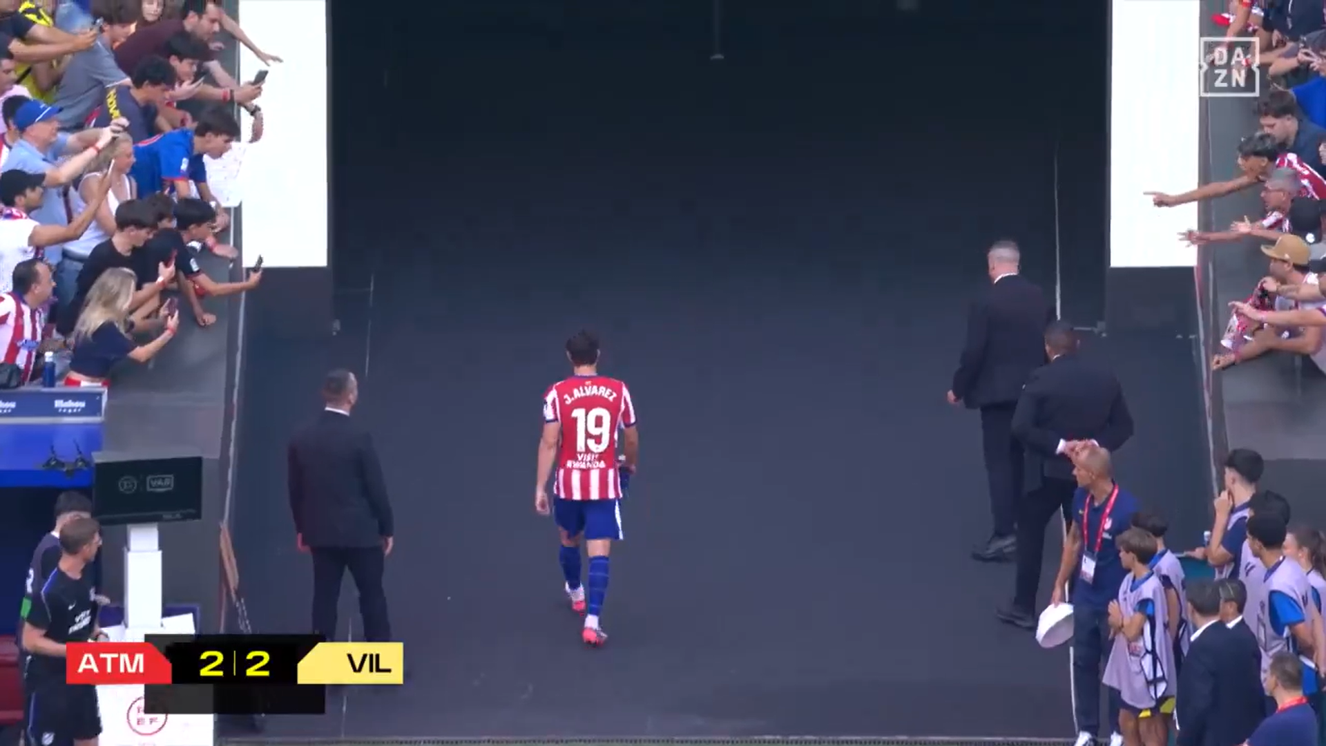 Julián Álvarez se retira hacia vestuarios tras el Atlético de Madrid-Villarreal