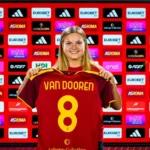 Kayleigh van Dooren posa con la camiseta de la AS Roma tras firmar hasta 2029