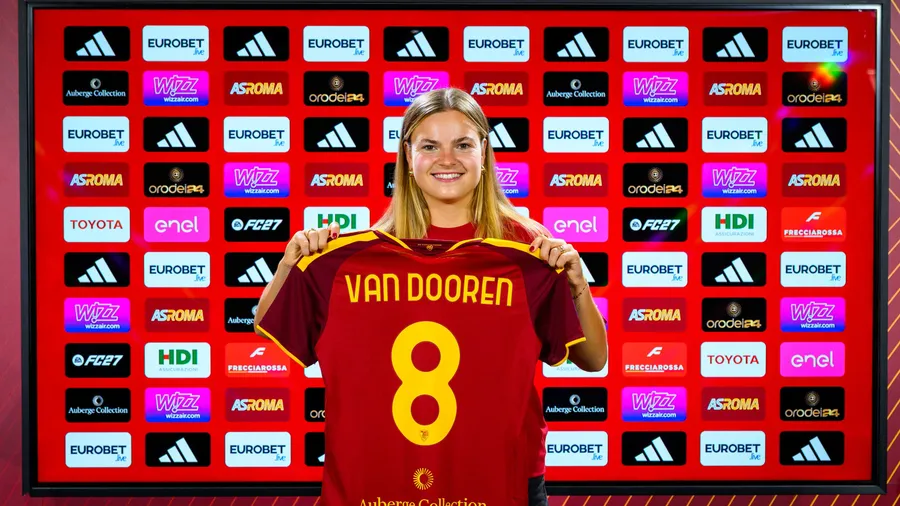 Kayleigh van Dooren posa con la camiseta de la AS Roma tras firmar hasta 2029