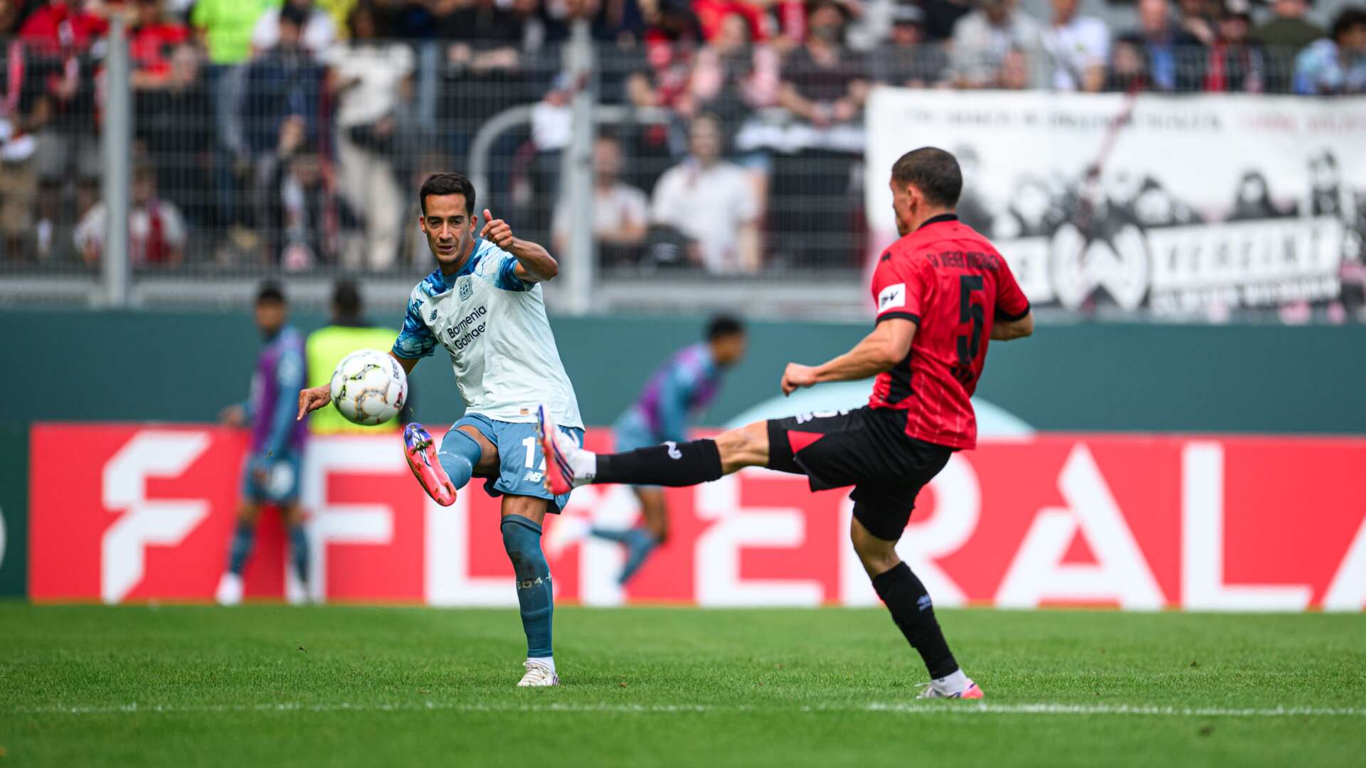 Lucas Vázquez juega con el Bayer Leverkusen ante el Wehen Wiesbaden en la Copa de Alemania