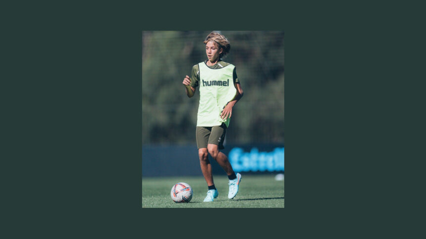 Mateo Quintana durante un entrenamiento con la cantera del Celta