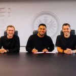 Noah Atubolu posa como nuevo jugador del Eintracht Frankfurt