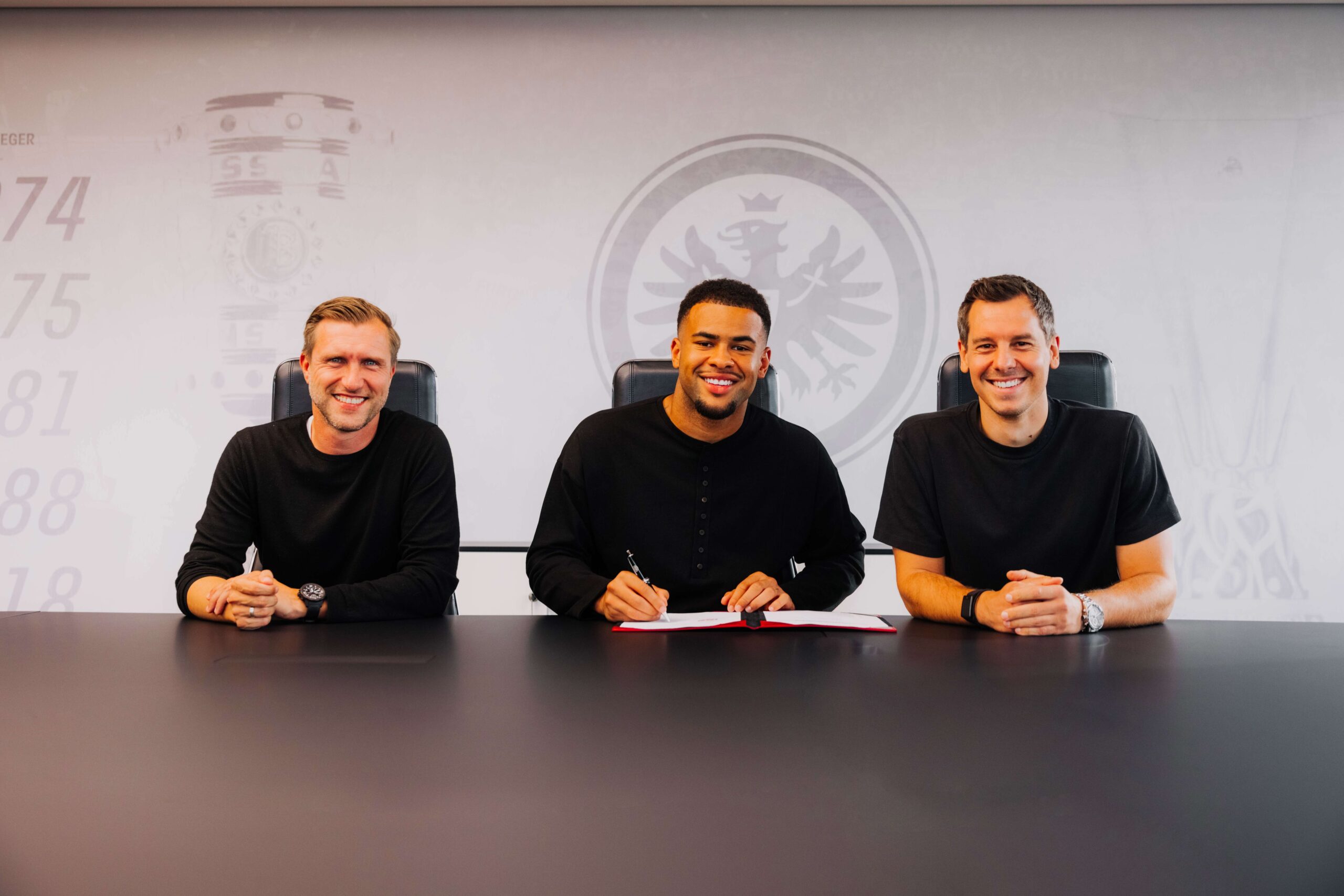 Noah Atubolu posa como nuevo jugador del Eintracht Frankfurt