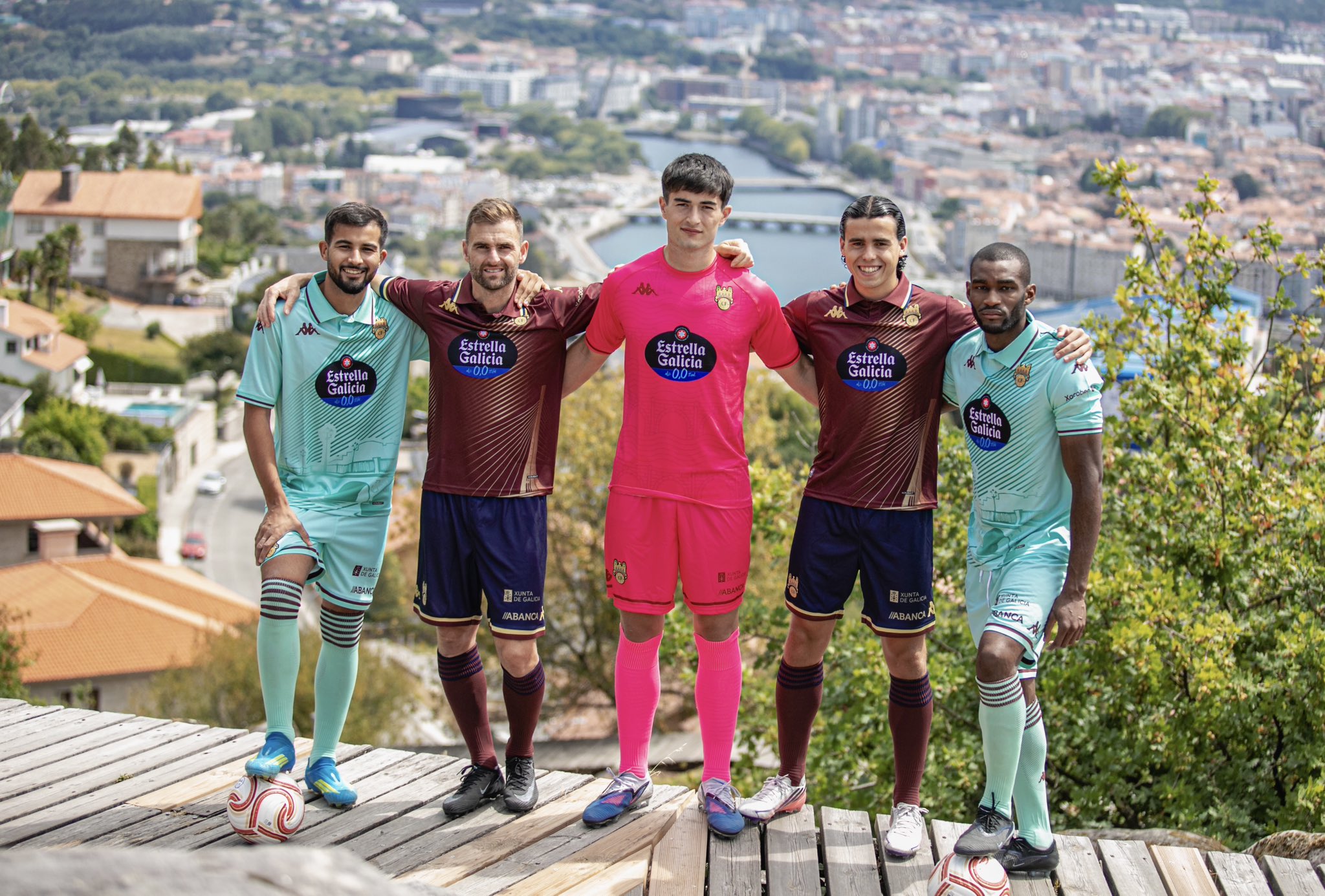 Jugadores del Pontevedra CF lucen las nuevas equipaciones 2026/27 inspiradas en los puentes de Os Tirantes y O Burgo
