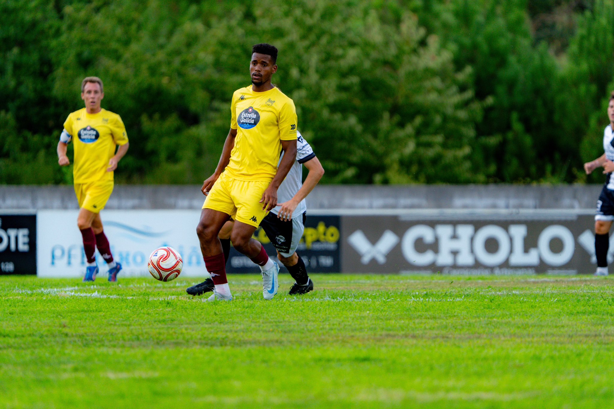 Jugadores del Pontevedra CF durante el partido ante el Ourense CF en Tui