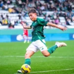 Raúl Blanco golpea el balón con la camiseta del Racing Club Ferrol en A Malata