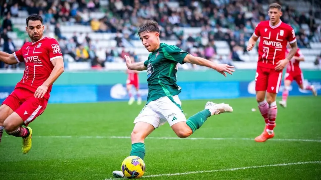 Raúl Blanco golpea el balón con la camiseta del Racing Club Ferrol en A Malata