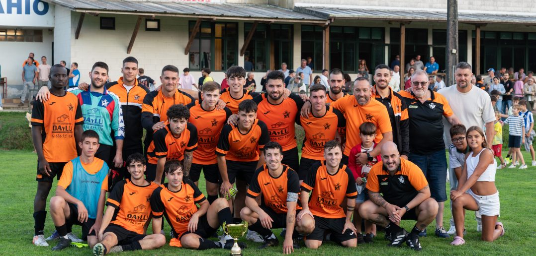 Jugadores del CF San Sadurniño durante el Trofeo Concello ante el Narahío