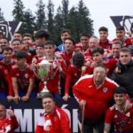 Jugadores del Sigüeiro FC celebrando la Copa do Sar, imagen adaptada para redes