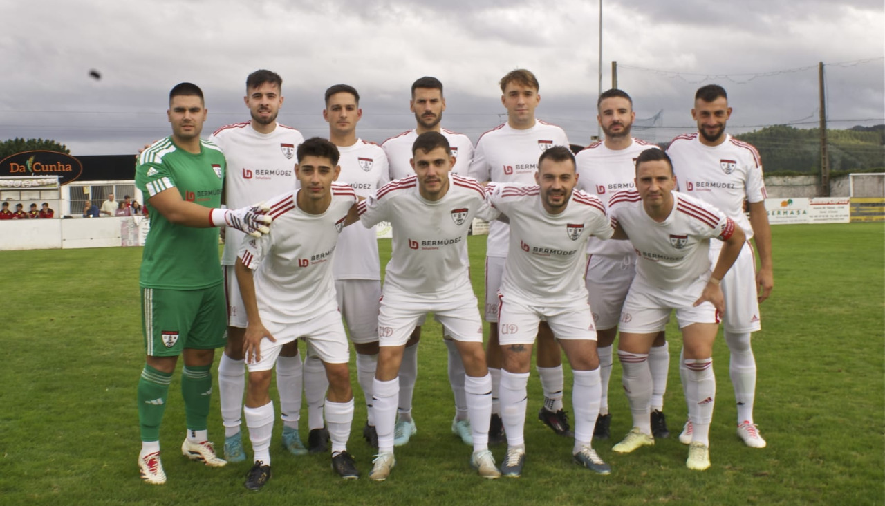 Jugadores de la UD Carral posan antes de un partido en O Castro