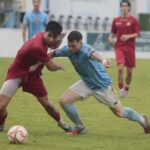 Sergio Cora pelea por el balón con Uriarte durante el Viveiro-Sarriana