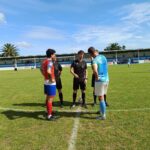 Capitanes del Viveiro CF y Sigüeiro FC junto al equipo arbitral antes del amistoso disputado en el Kiko Rey