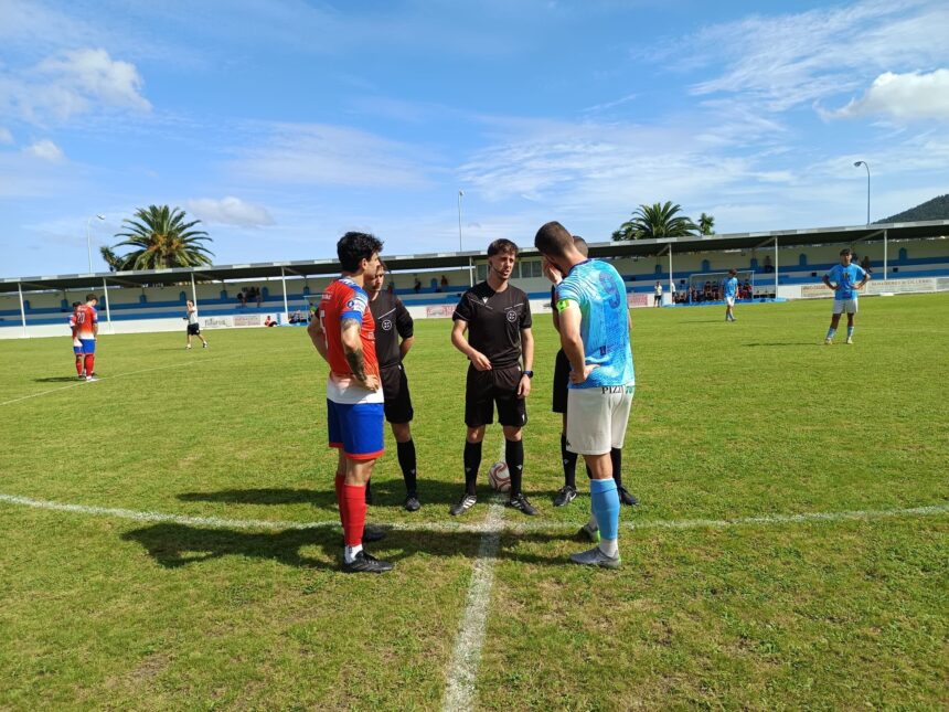 Capitanes del Viveiro CF y Sigüeiro FC junto al equipo arbitral antes del amistoso disputado en el Kiko Rey