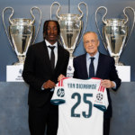 Yan Diomande posa con la camiseta del Real Madrid y el dorsal 25 junto a Florentino Pérez