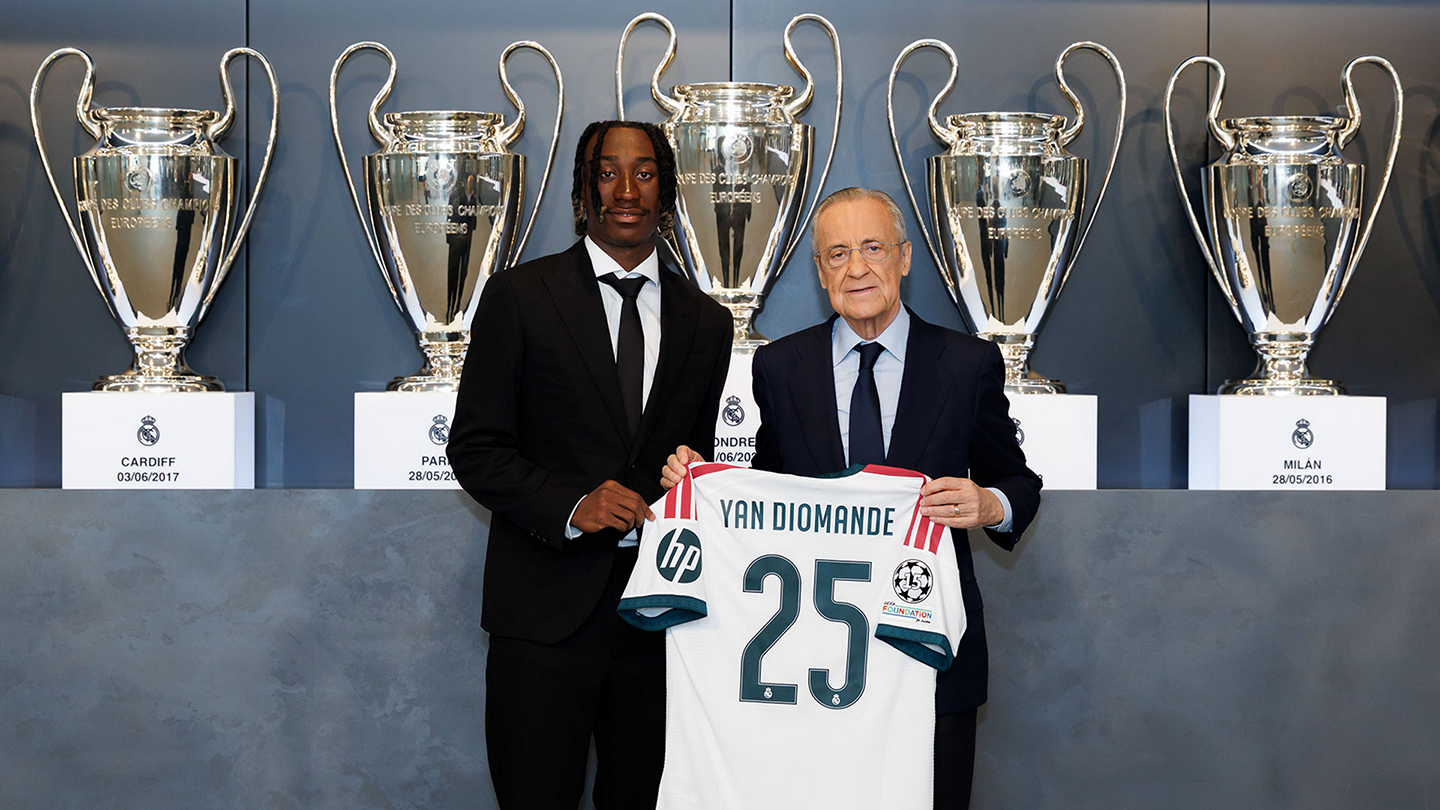 Yan Diomande posa con la camiseta del Real Madrid y el dorsal 25 junto a Florentino Pérez