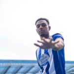 Bright Ede, central del RC Deportivo, posa con la camiseta blanquiazul