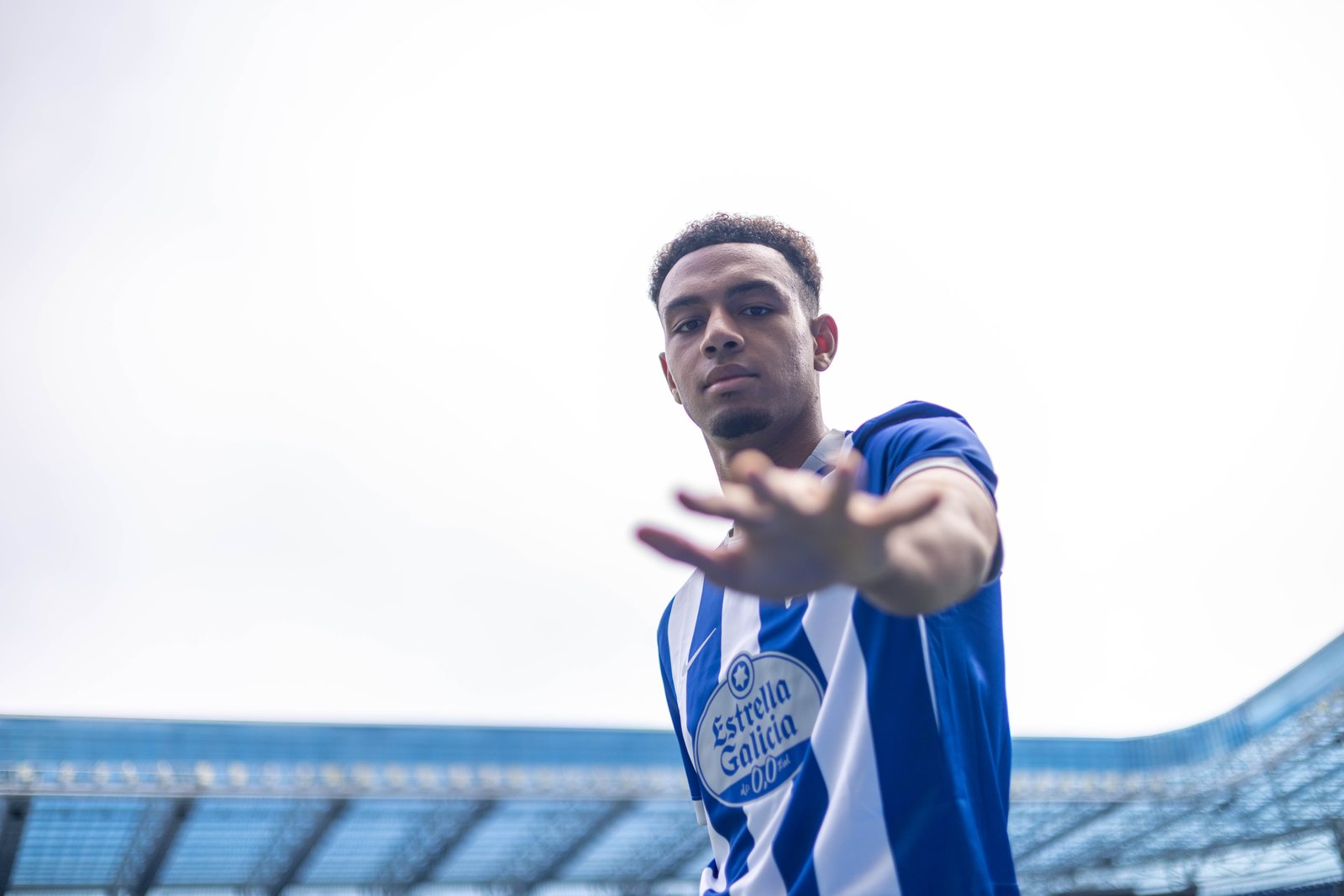 Bright Ede, central del RC Deportivo, posa con la camiseta blanquiazul