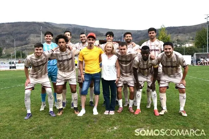 CD Córgomo Vilamartín antes de un partido en O Bañadoiro