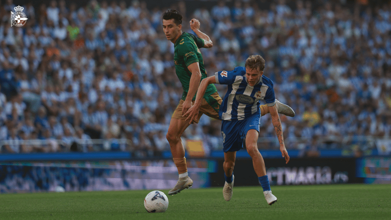 Jugadores del Deportivo durante el partido ante el Real Betis en Riazor