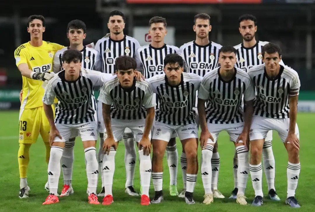 Plantilla del Real Unión Club con la equipación blanquinegra