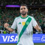 Riyad Mahrez celebra con el Al Ahli